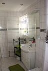 Badezimmer mit begehbarer  Dusche  aus Natursteinboden und Tropendusche